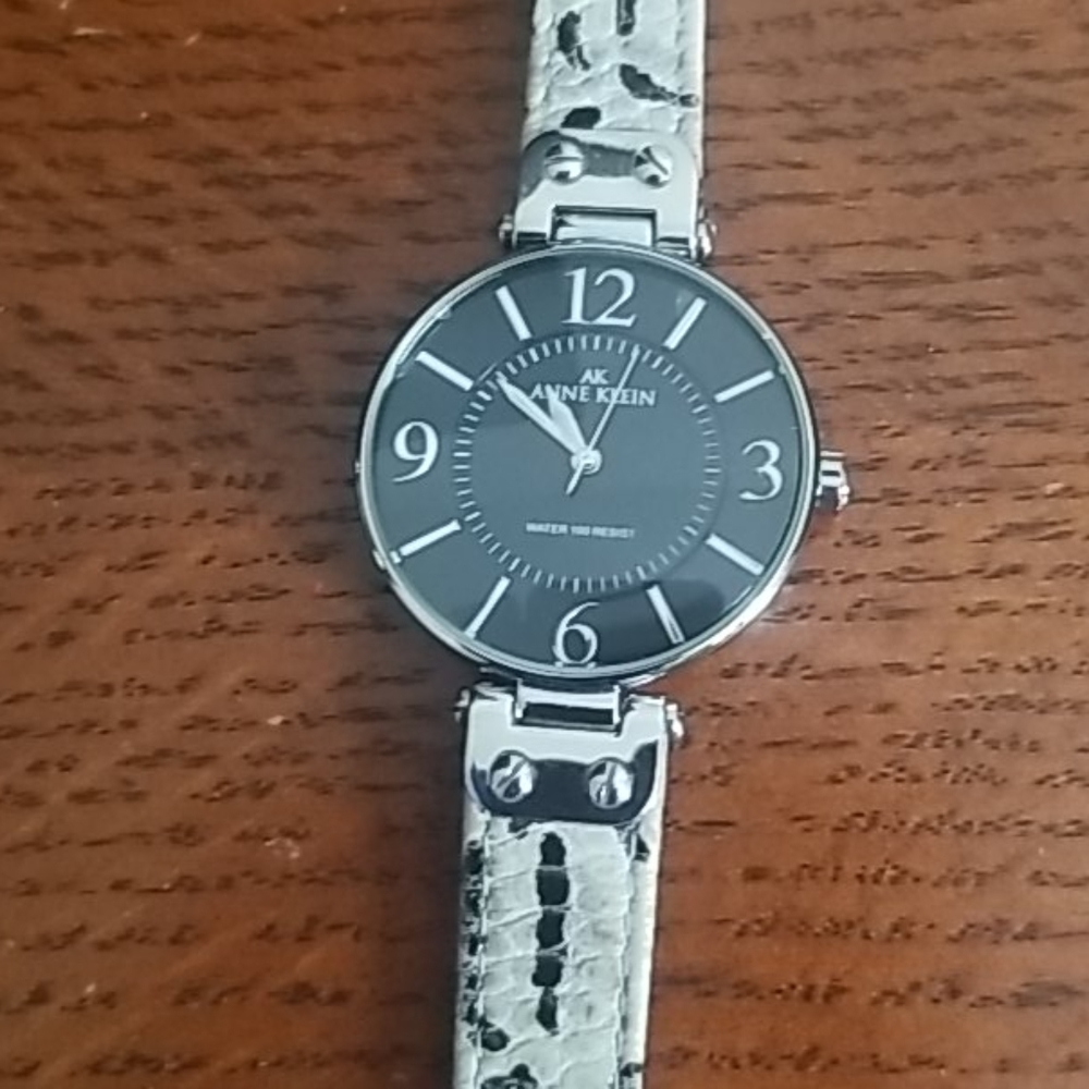 Watch - Picture 2 of 3